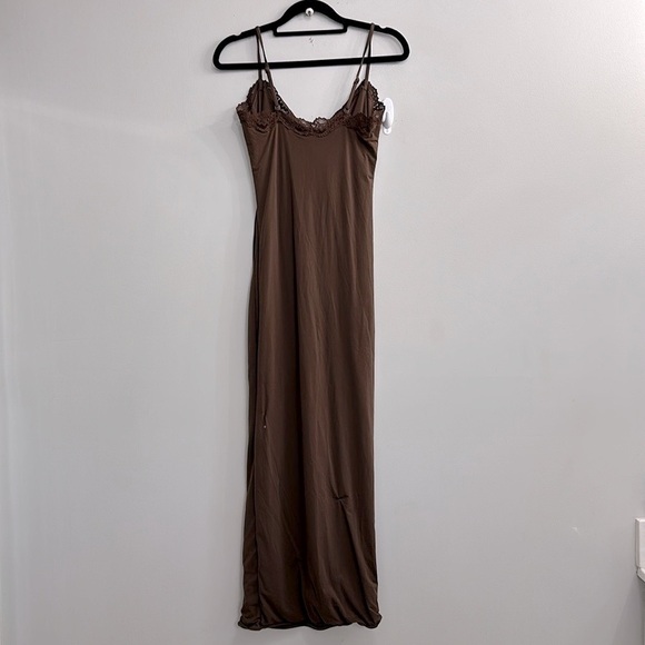 SKIMS FITS EVERYBODY LACE LONG SLIP DRESS - Picture 3 of 9
